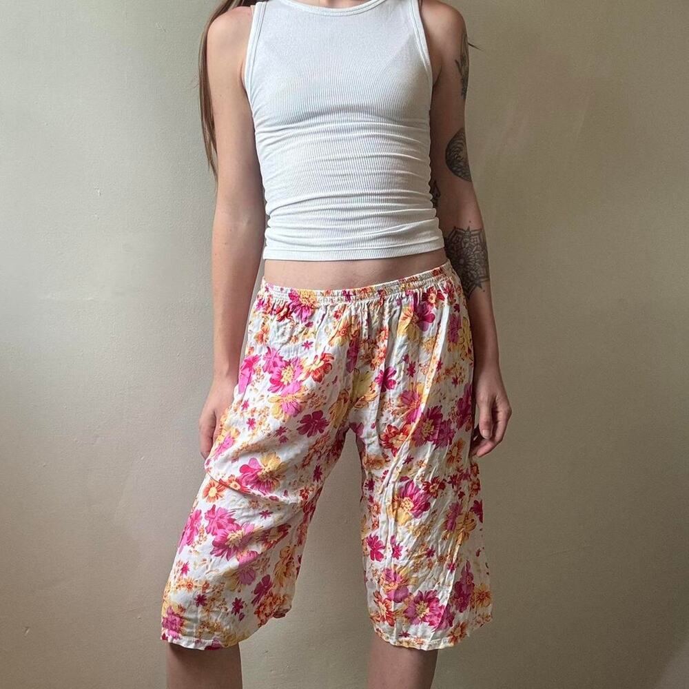 Vintage Pink Floral Capri / Bermuda Shorts Lightweight 23